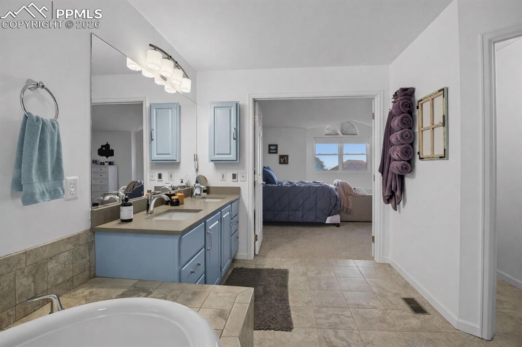 Image 29 of 45: Bathroom