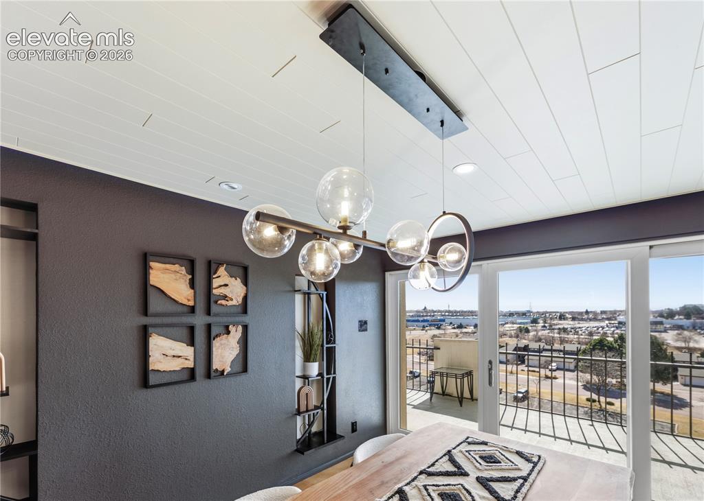 Image 11 of 50: Dining Area