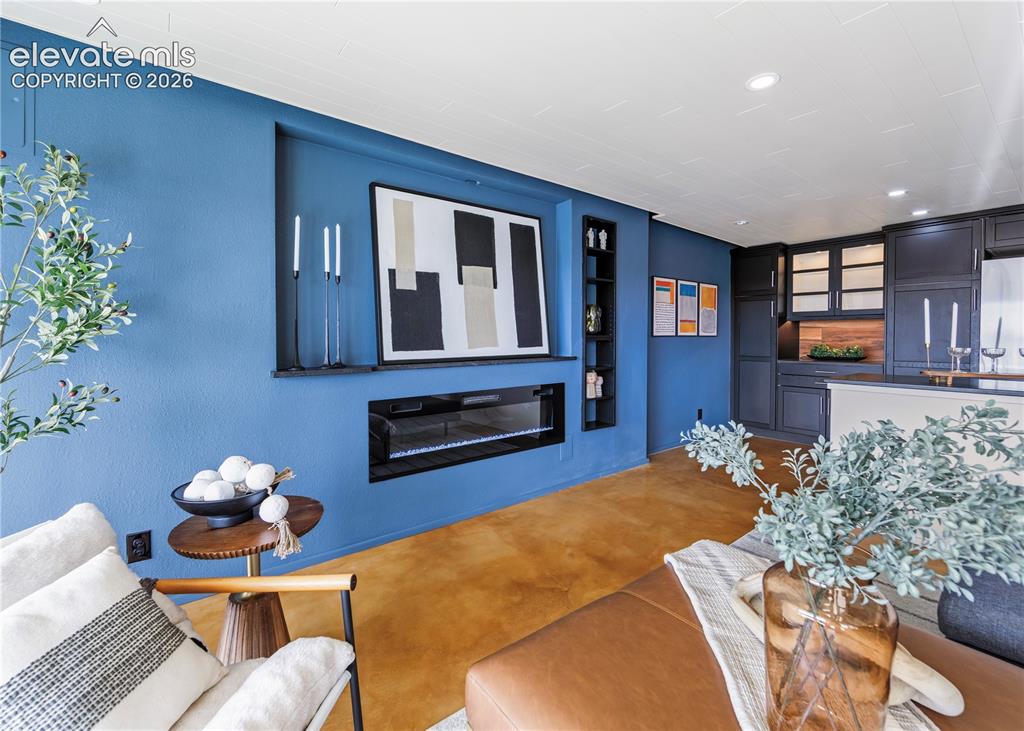 Image 19 of 50: Living Room