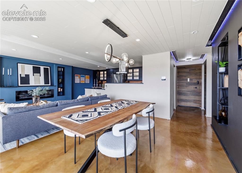 Image 6 of 50: Dining Area