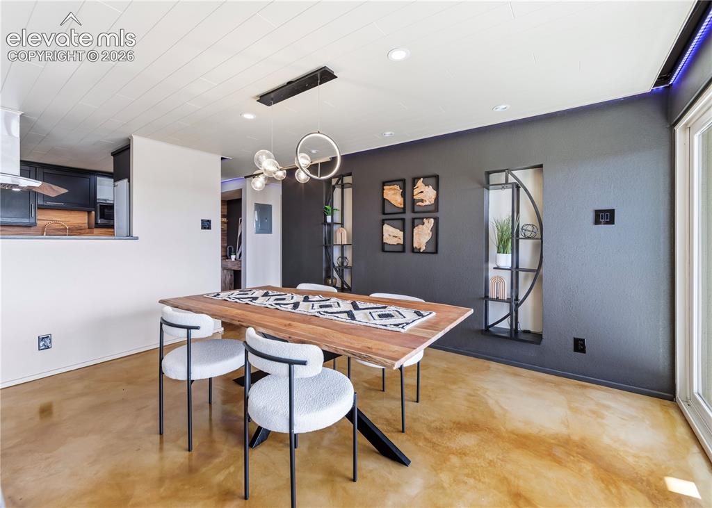 Image 8 of 50: Dining Area