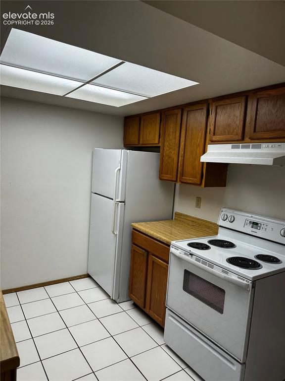 Image 2 of 11: Kitchen