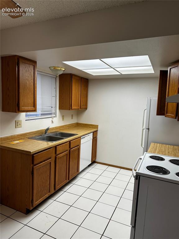 Image 3 of 11: Kitchen