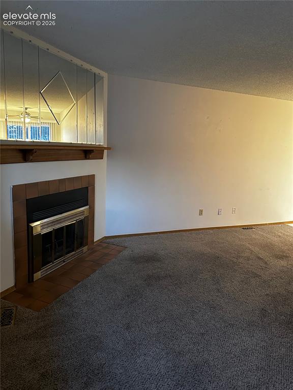 Image 6 of 11: Living Room