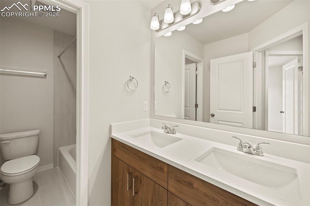 Image 14 of 45: Bathroom