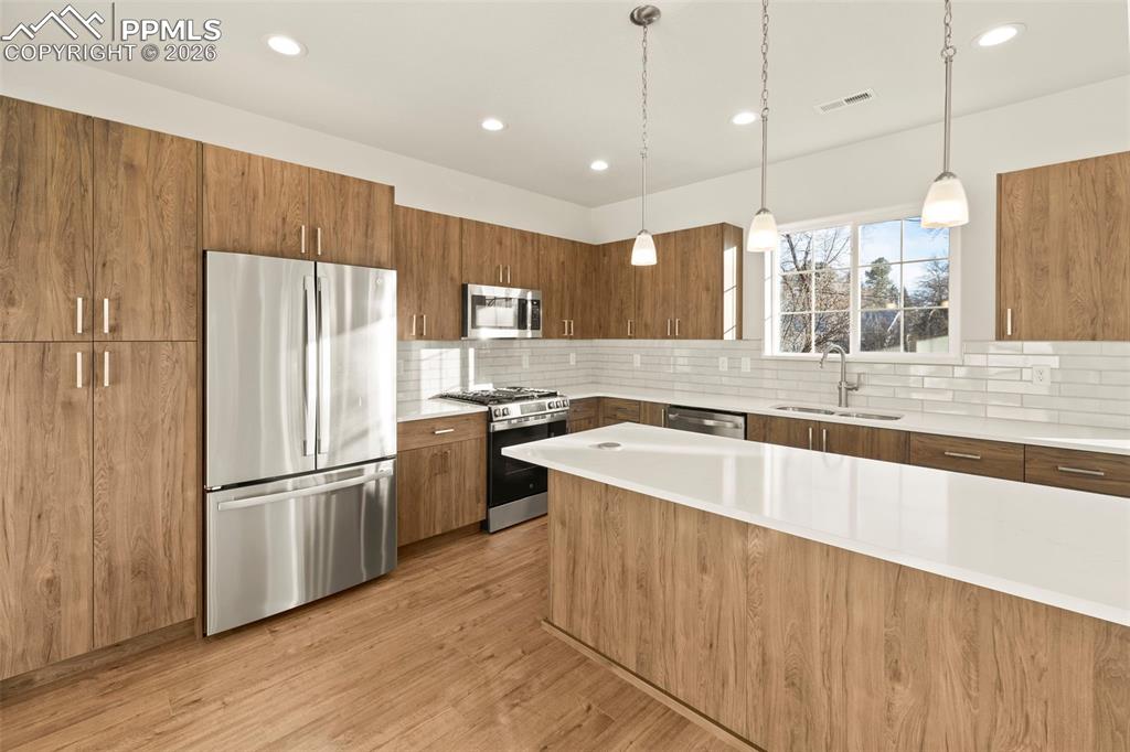 Image 24 of 45: Kitchen