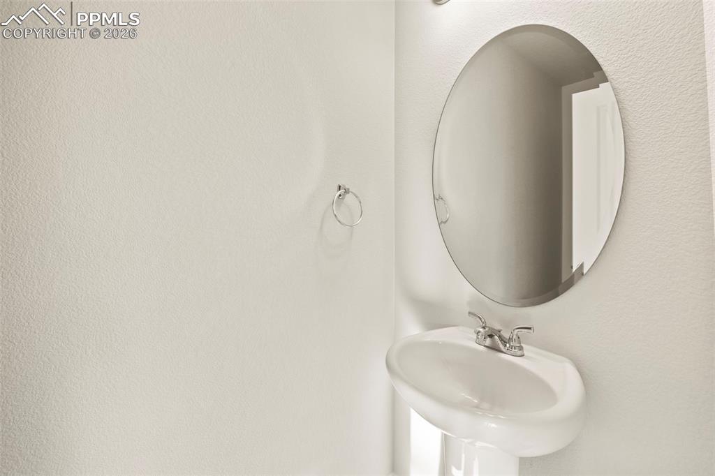 Image 25 of 45: Bathroom