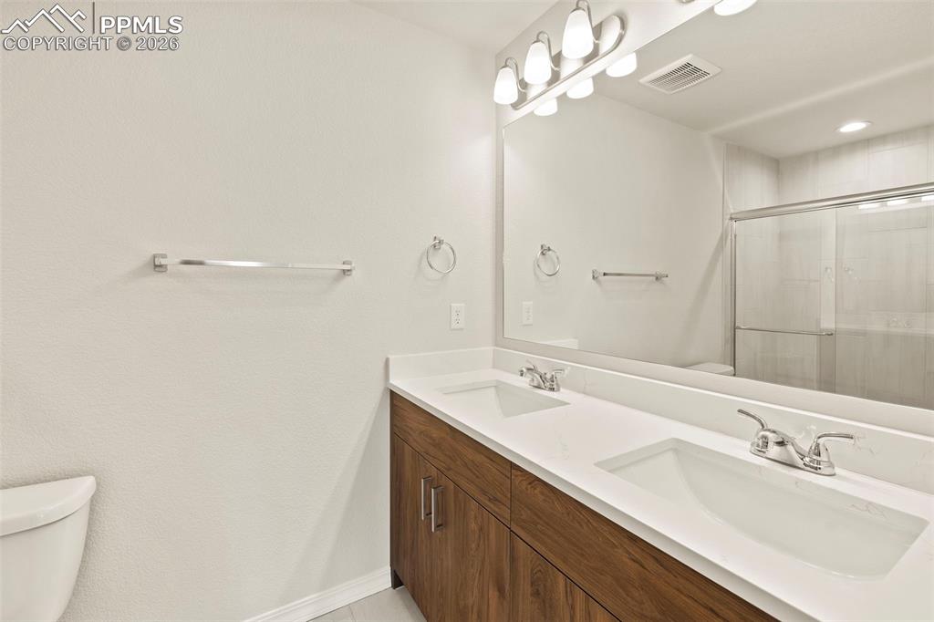 Image 30 of 45: Bathroom