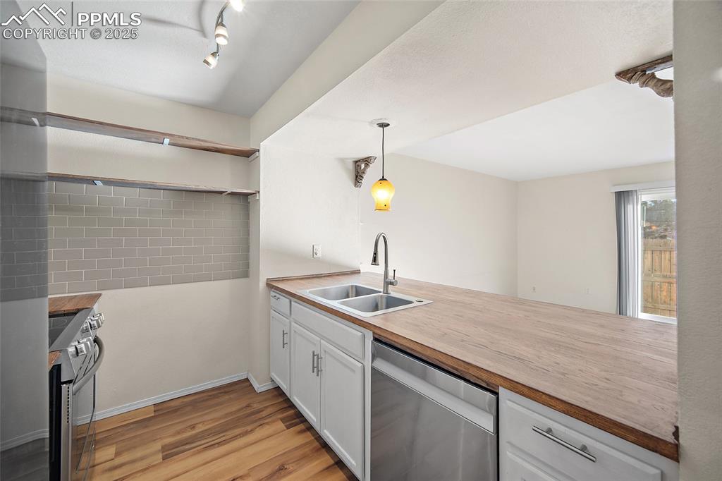 Image 10 of 33: Kitchen