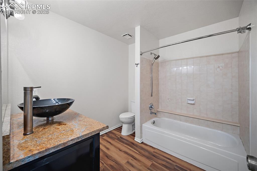 Image 16 of 33: Bathroom