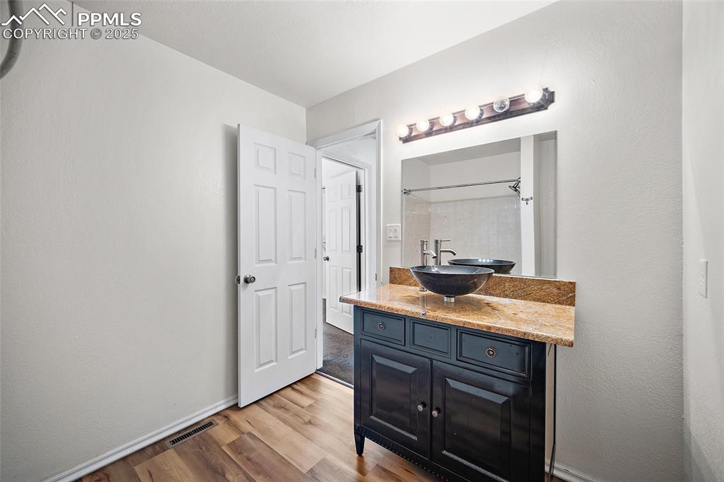 Image 17 of 33: Bathroom