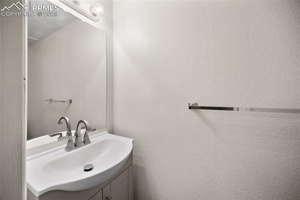 Image 22 of 33: Bathroom