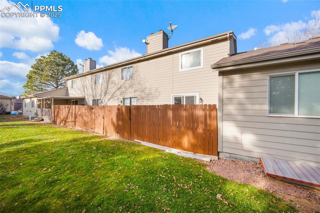 Image 29 of 33: Yard