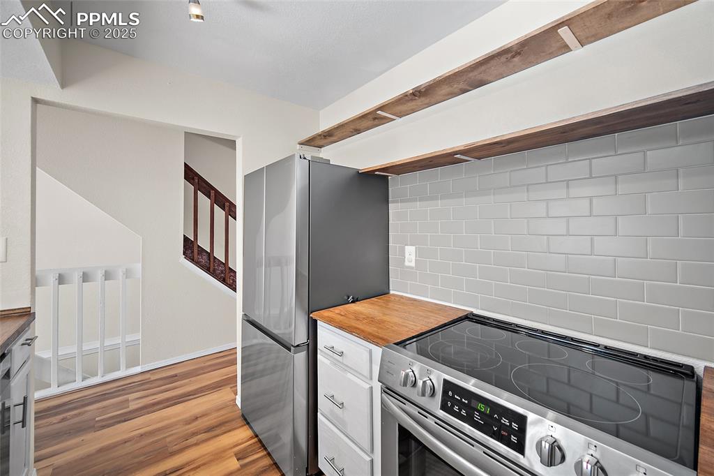 Image 5 of 33: Kitchen