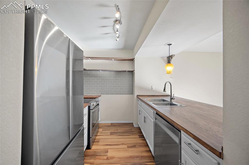 Image 6 of 33: Kitchen