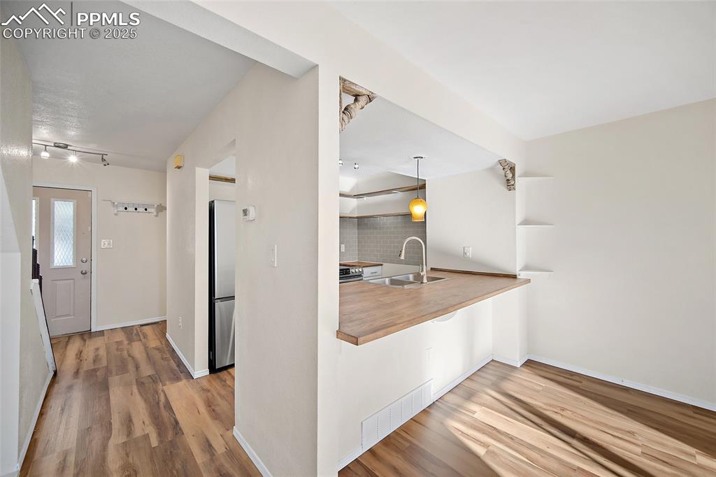 Image 7 of 33: Kitchen