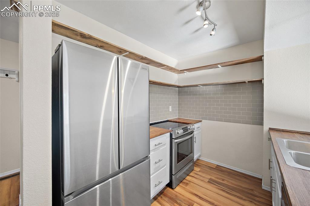 Image 9 of 33: Kitchen