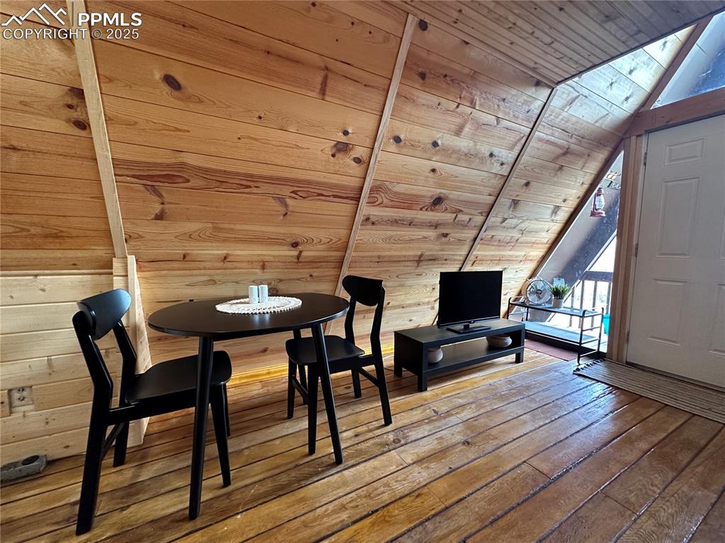 Image 4 of 16: Dining Area