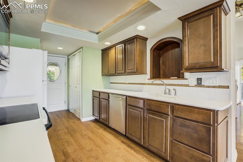 Image 16 of 41: Kitchen