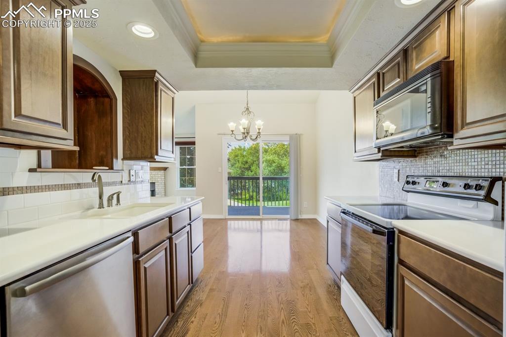 Image 17 of 41: Kitchen