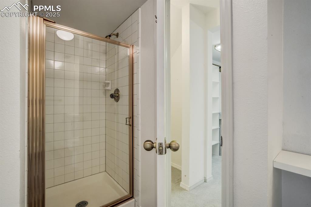 Image 32 of 41: Bathroom
