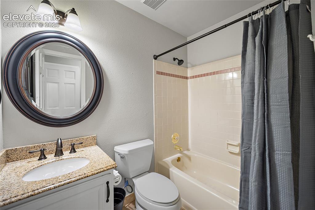 Image 25 of 43: Jr. Suite Bathroom