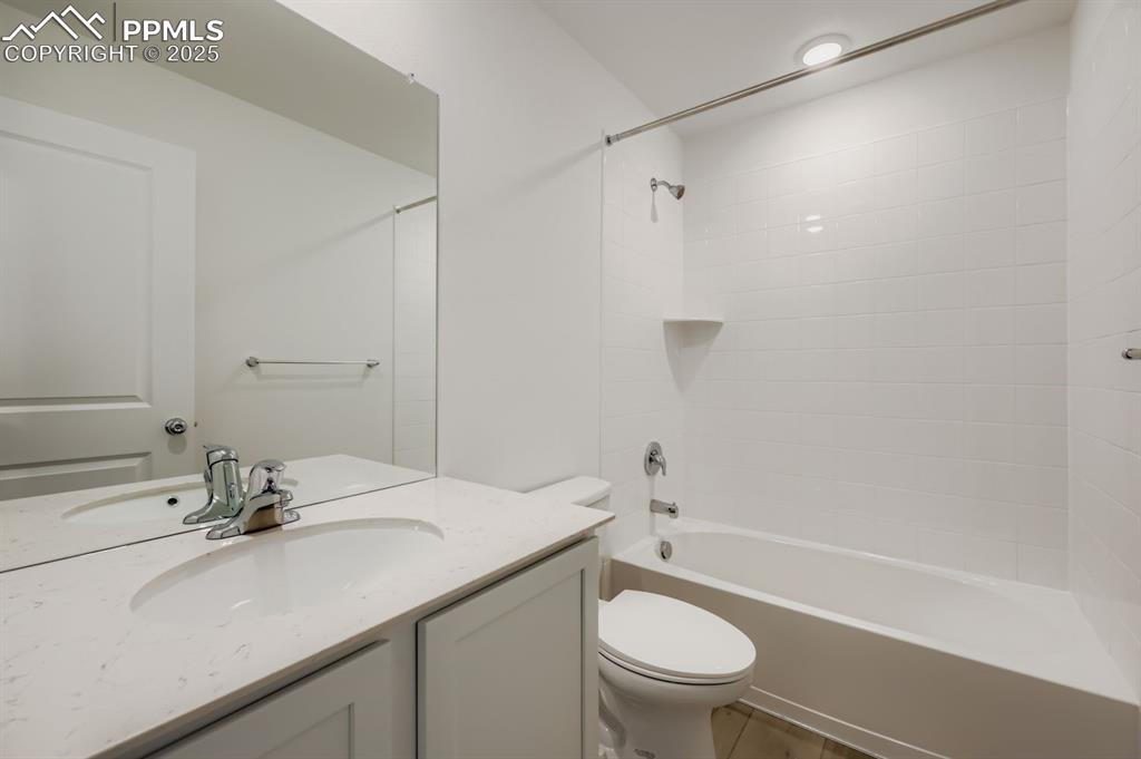 Image 10 of 13: Bathroom