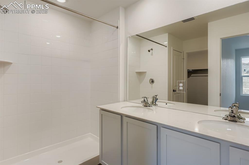 Image 7 of 13: Bathroom