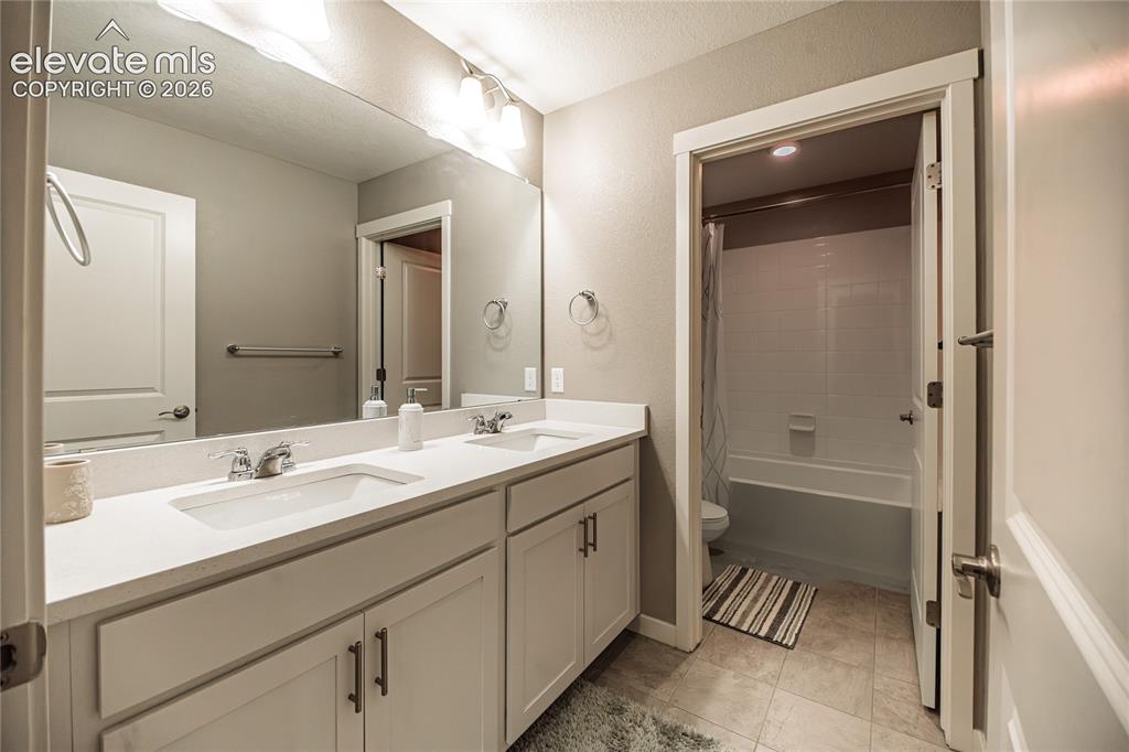 Image 35 of 47: Bathroom