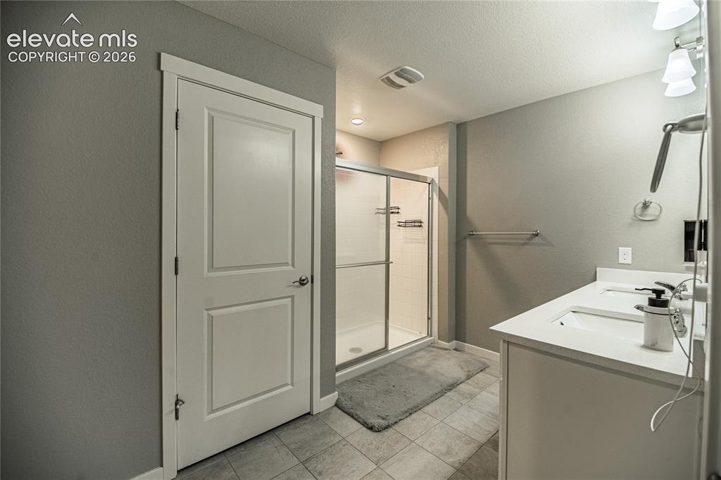 Image 39 of 47: Bathroom