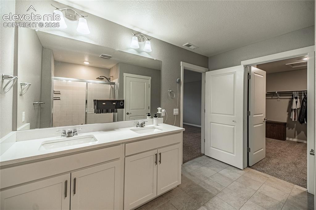 Image 41 of 47: Bathroom