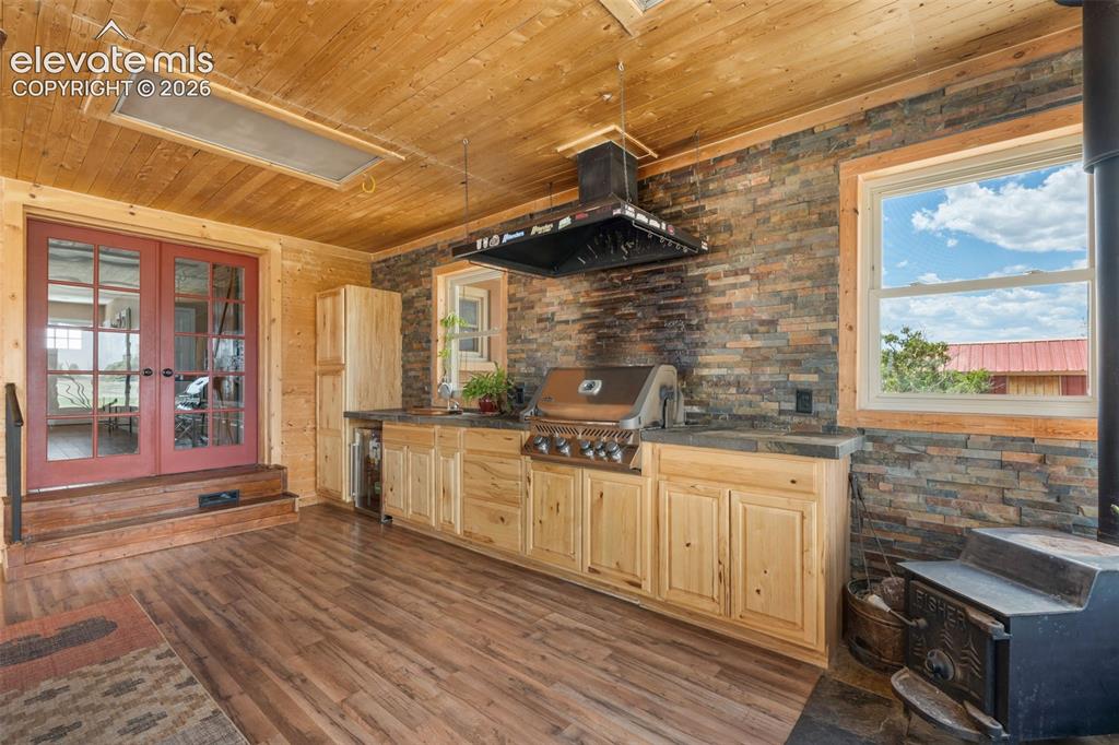 Image 10 of 49: Kitchen