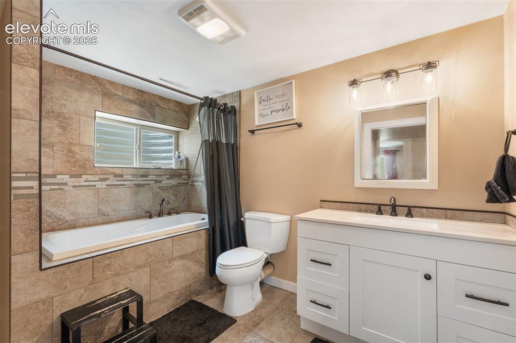 Image 22 of 49: Bathroom
