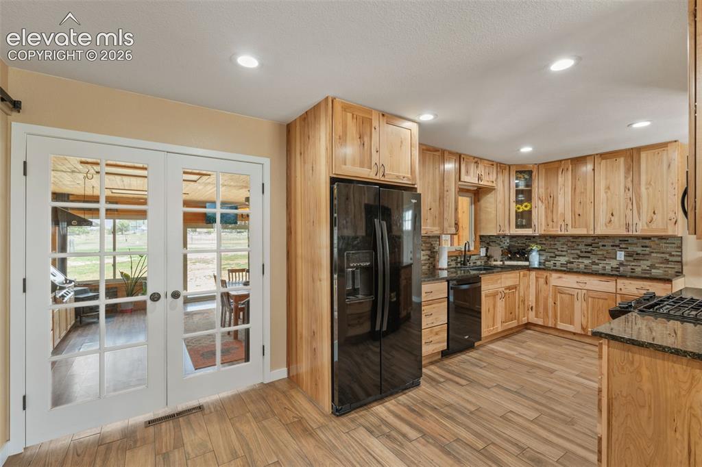 Image 6 of 49: Kitchen