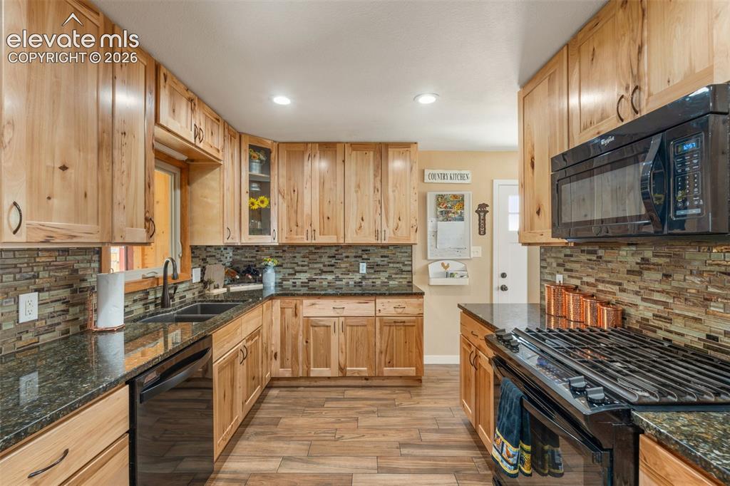Image 7 of 49: Kitchen