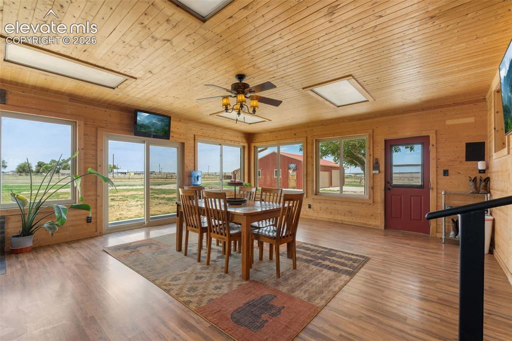 Image 9 of 49: Dining Area