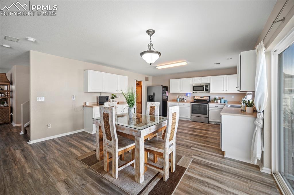 Image 15 of 48: Dining Area