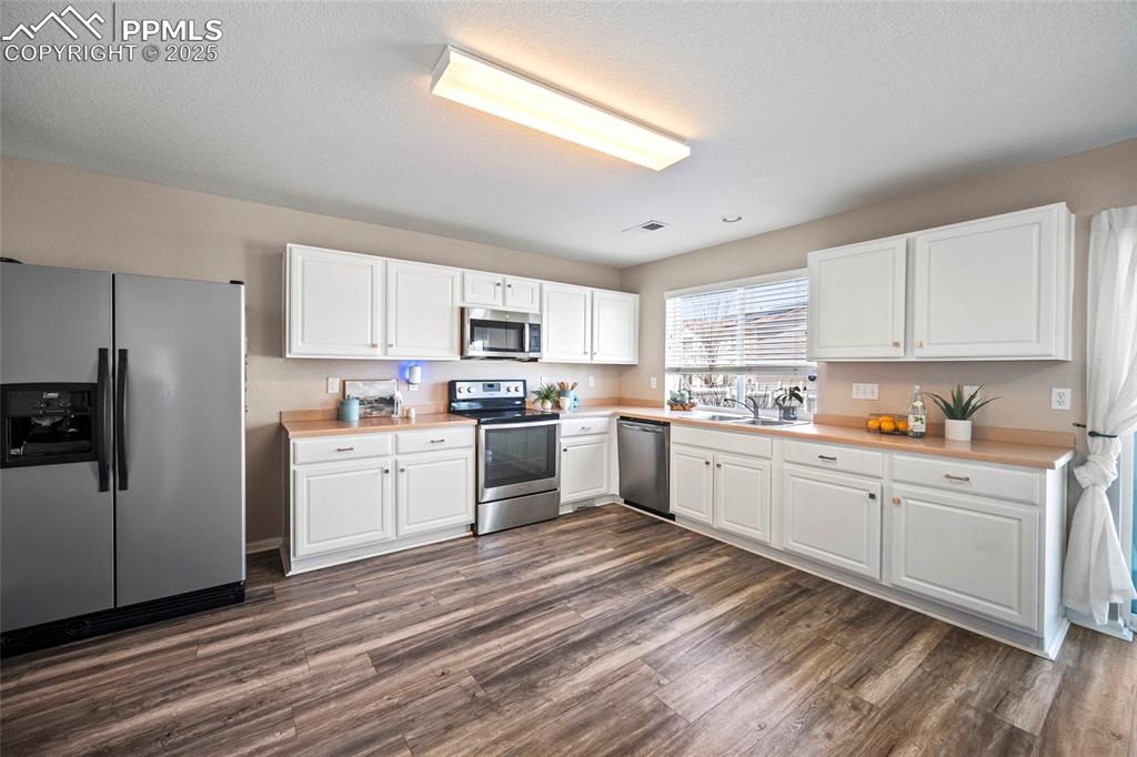 Image 17 of 48: Kitchen