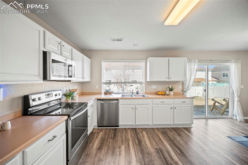 Image 18 of 48: Kitchen