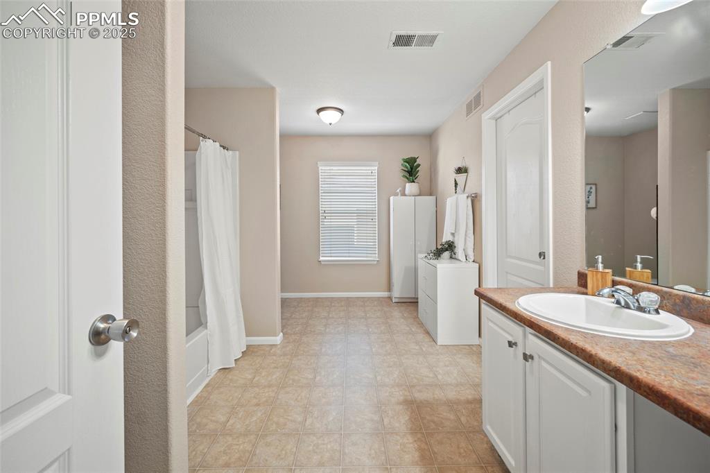 Image 28 of 48: Bathroom