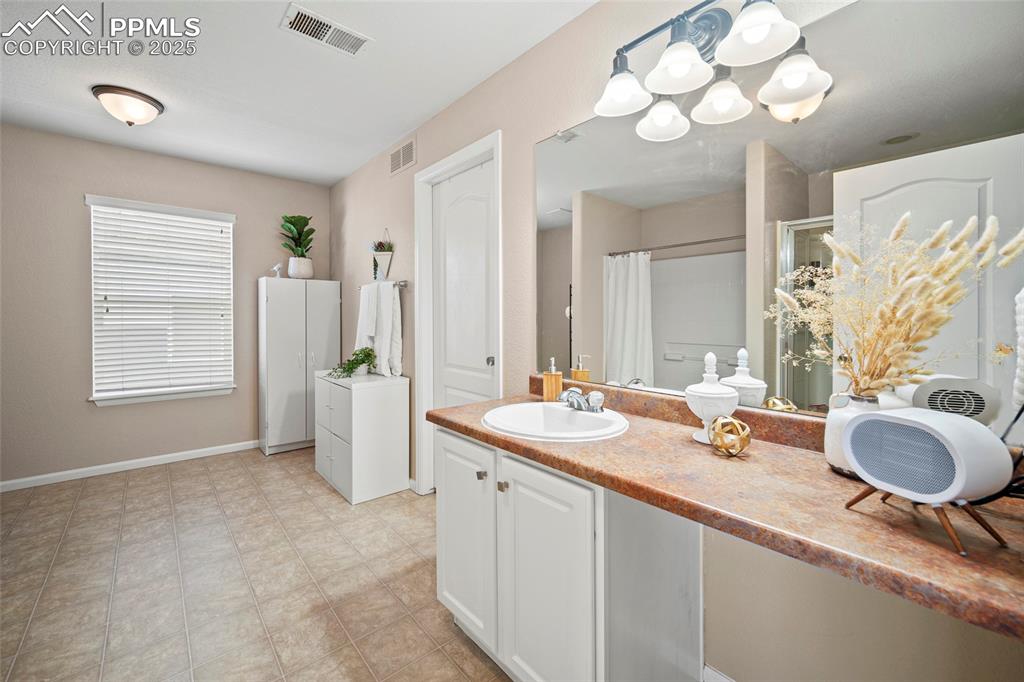 Image 29 of 48: Bathroom