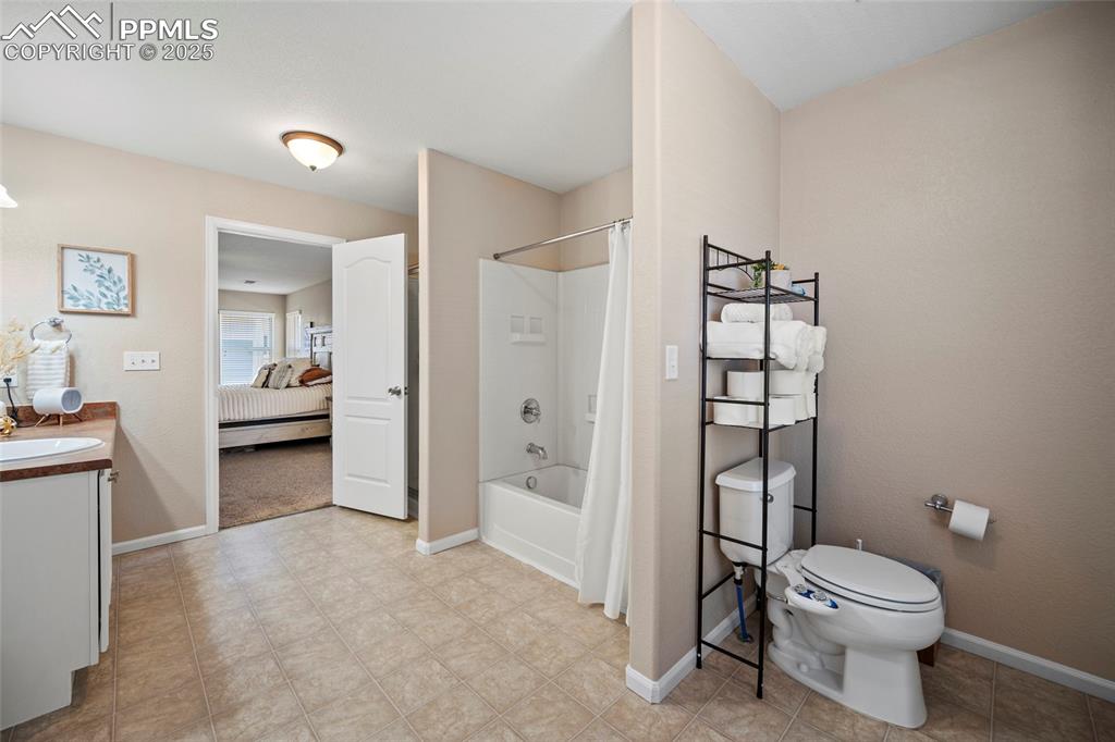 Image 31 of 48: Bathroom