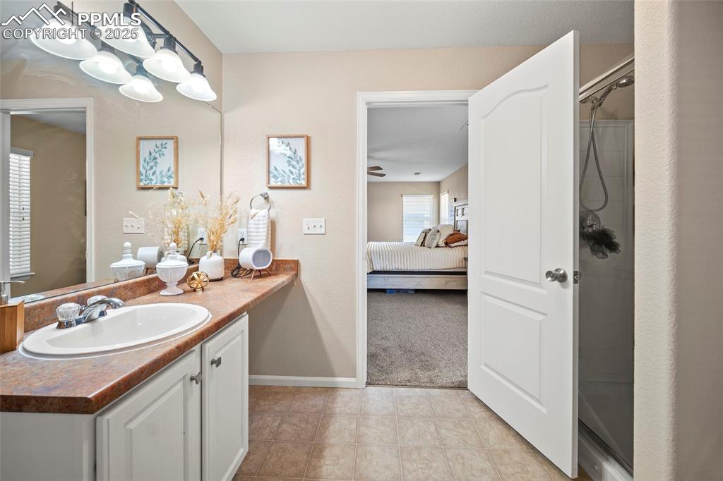 Image 32 of 48: Bathroom