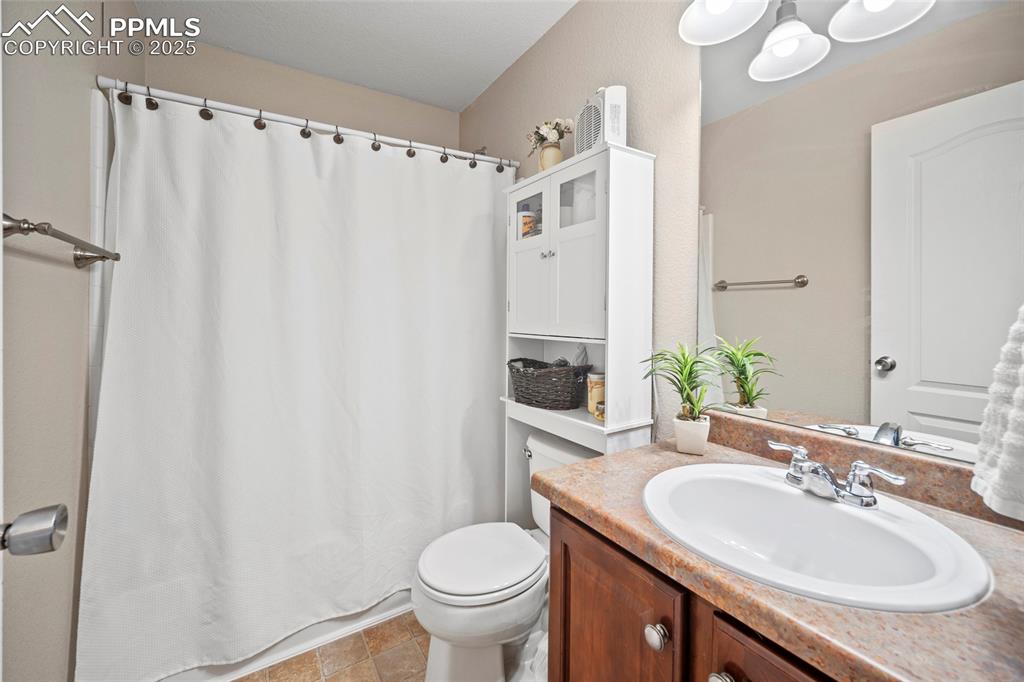 Image 33 of 48: Bathroom