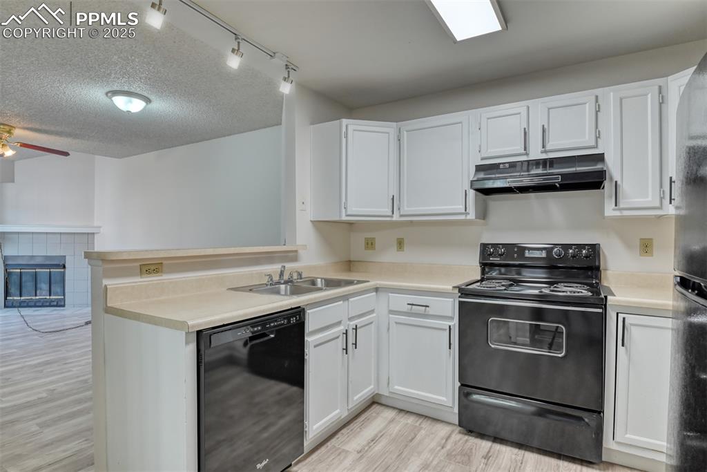 Image 10 of 20: Kitchen