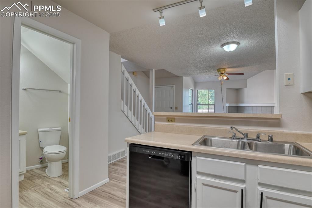 Image 11 of 20: Kitchen