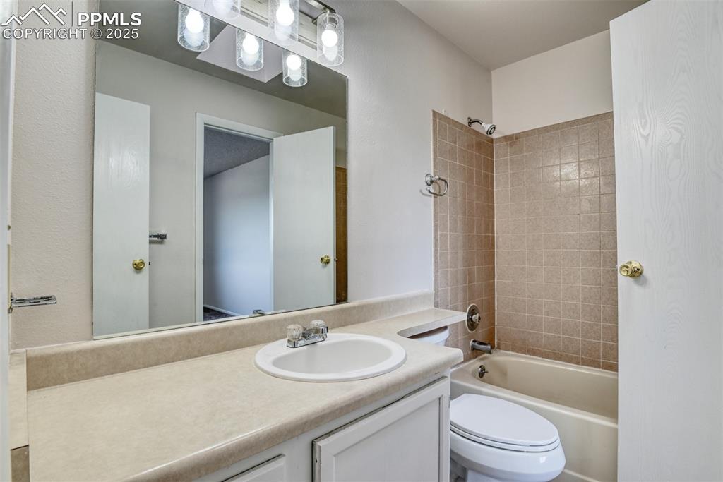 Image 17 of 20: Bathroom