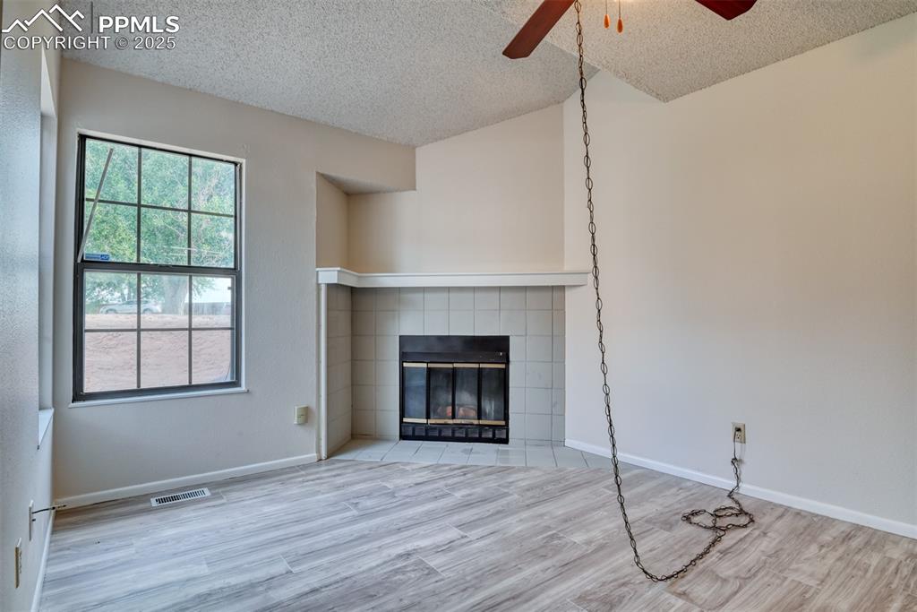 Image 5 of 20: Living Room