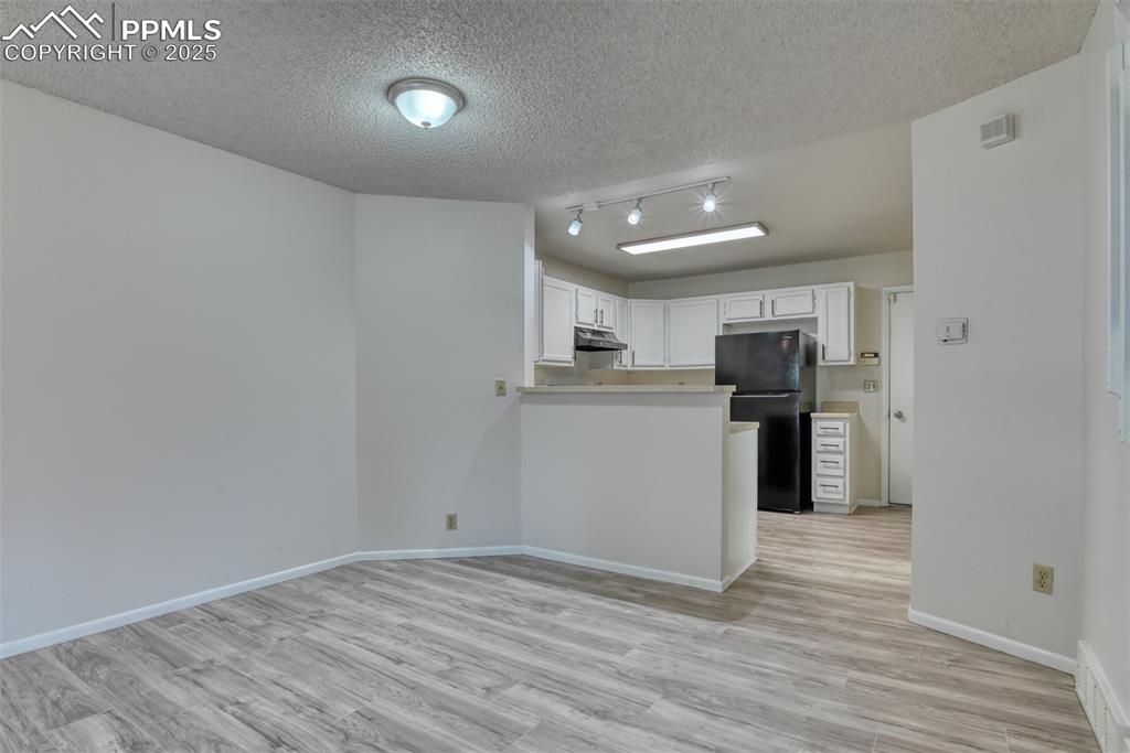 Image 7 of 20: Kitchen