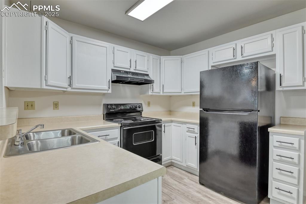 Image 9 of 20: Kitchen